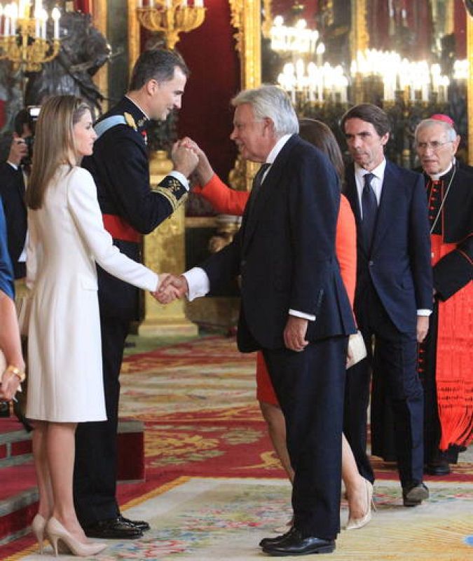 Los reyes Felipe VI y Letizia, tras el saludo en el balcón del Palacio Real, han protagonizado un besamanos