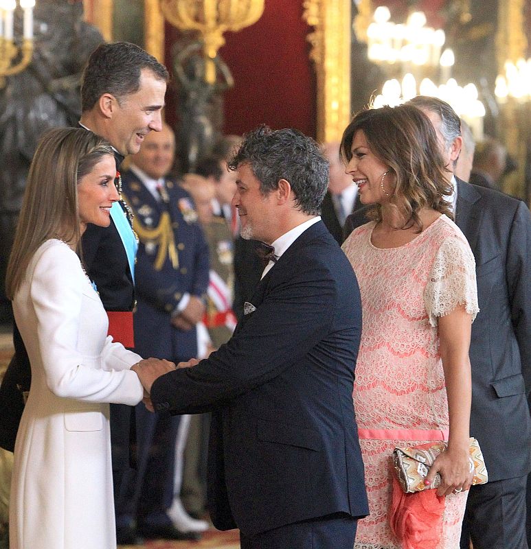 Los reyes Felipe VI y Letizia saludan al cantante Alejandro Sanz y su mujer, Raquel Perera