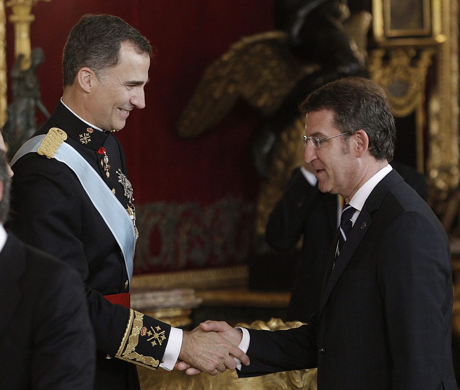 El rey Felipe VI saludan al presidente de la Xunta de Galicia, Alberto Feijoo