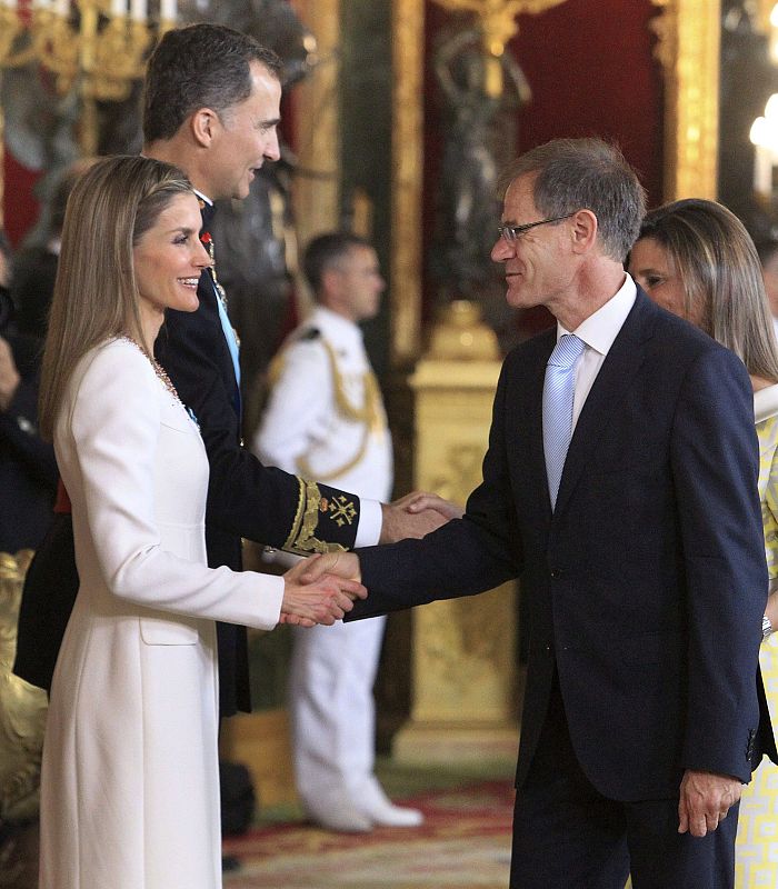 Los reyes Felipe VI y Letizia saludan al atleta Abel Antón
