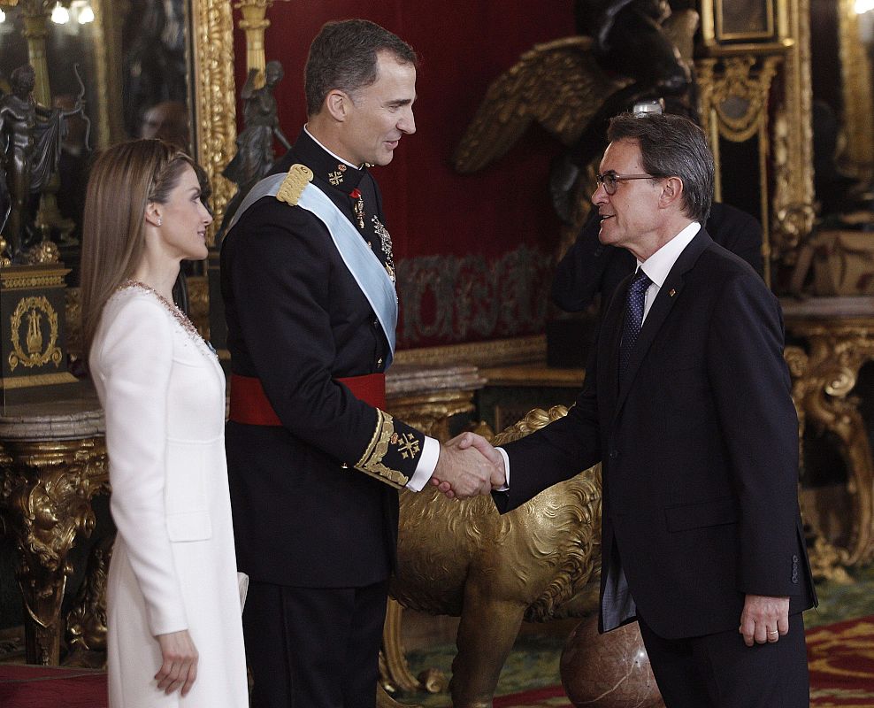 Los reyes Felipe VI y Letizia saludan al presidente de la Generalitat de Cataluña, Artur Mas