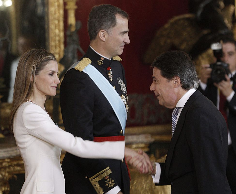 Los reyes Felipe VI y Letizia saludan al presidente de la Comunidad de Madrid, Ignacio González