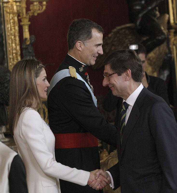 Los Reyes Felipe VI y Letizia saludan al presidente de Bankia, José Ignacio Goirigolzarri