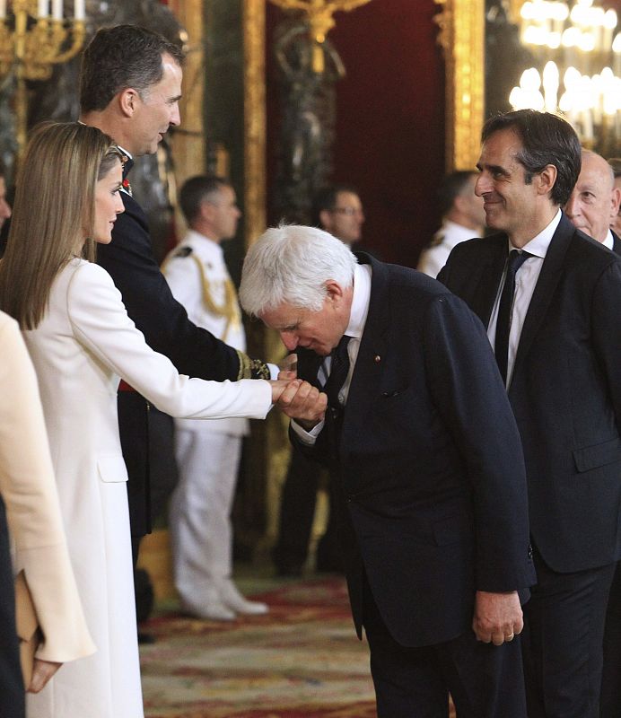 Los reyes Felipe VI y Letizia saludan Paolo Vasile y Juan Pedro Valentín