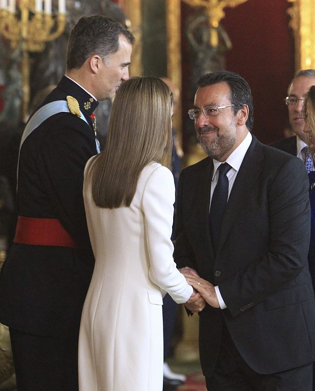 Los Reyes Felipe VI y Letizia saludan al presidente de la ONCE, Miguel Carballeda