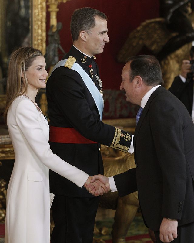 Los reyes Felipe VI y Letizia saludan al presidente de La Rioja, Pedro Sanz