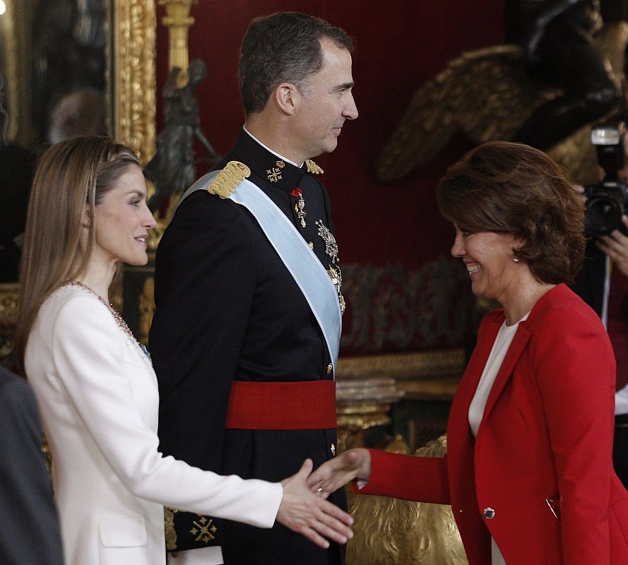 Los reyes Felipe VI y Letizia saludan a la presidenta de Navarra, Yolanda Barcina