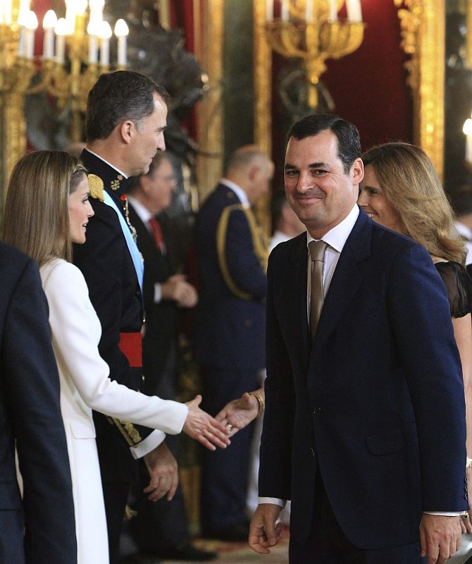 Los reyes Felipe VI y Letizia saludan al presidente de RTVE, Leopoldo González Echenique