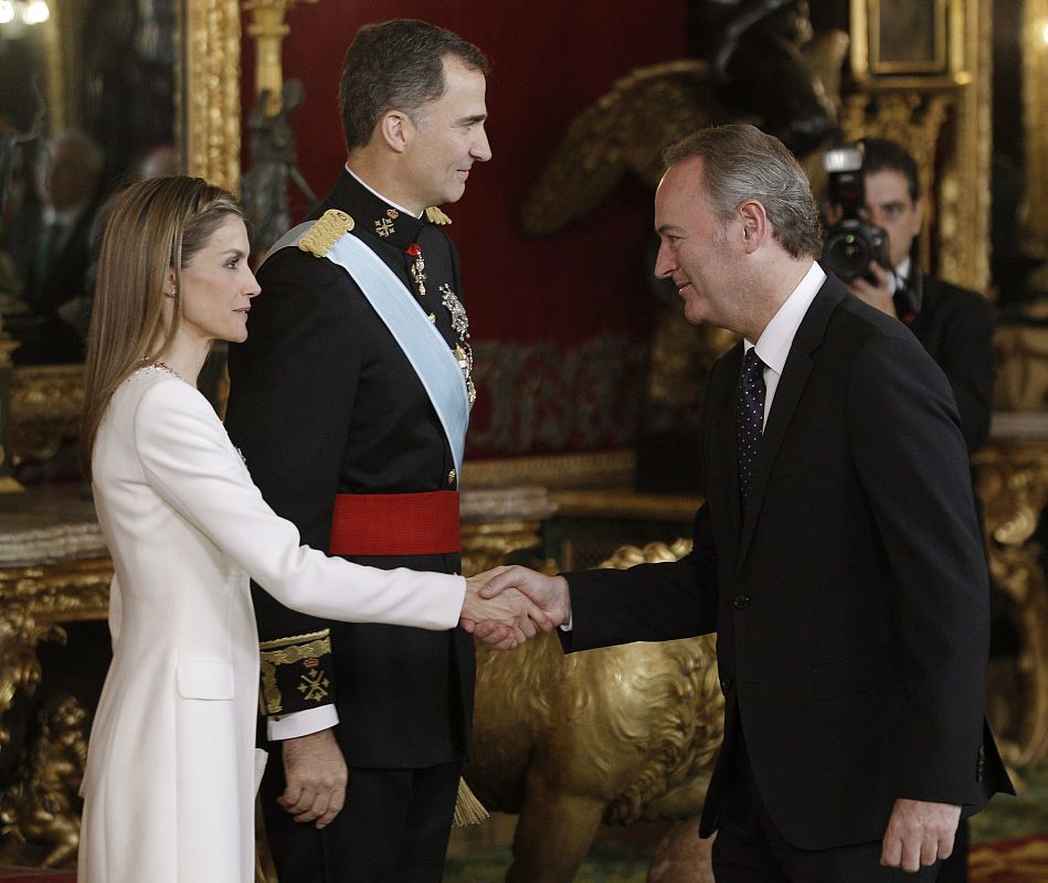 Los reyes Felipe VI y Letizia saludan al presidente de la Generalitat valenciana, Alberto Fabra