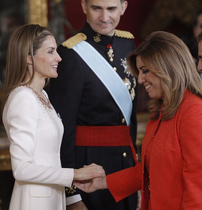 Los reyes Felipe VI y Letizia saludan a la presidenta de Andalucía, Susana Díaz