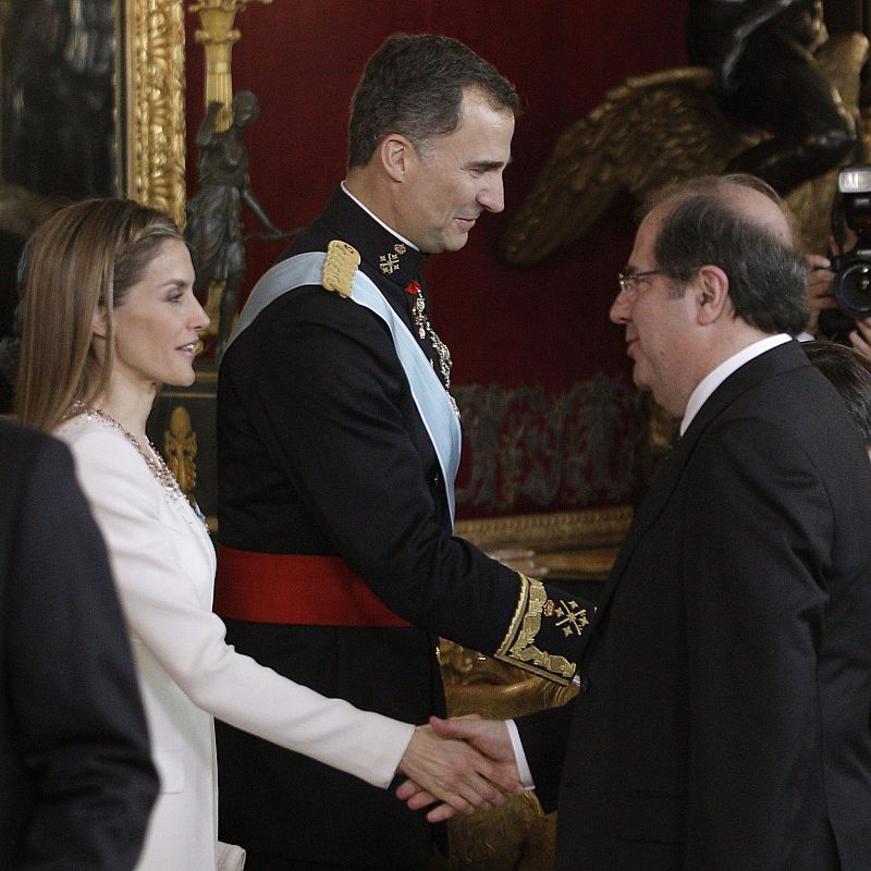 Los reyes Felipe VI y Letizia saludan al presidente de Castilla y León, Juan Vicente Herrera