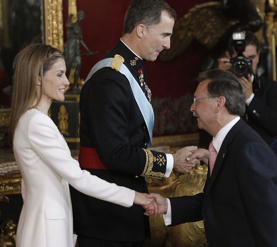 Los reyes Felipe VI y Letizia saludan al presidente de la Ciudad Autónoma de Ceuta, Juan Jesús Vivas