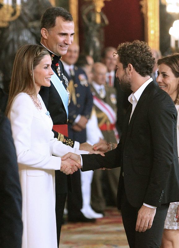 Los Reyes Felipe VI y Letizia saludan al cantante David Bisbal