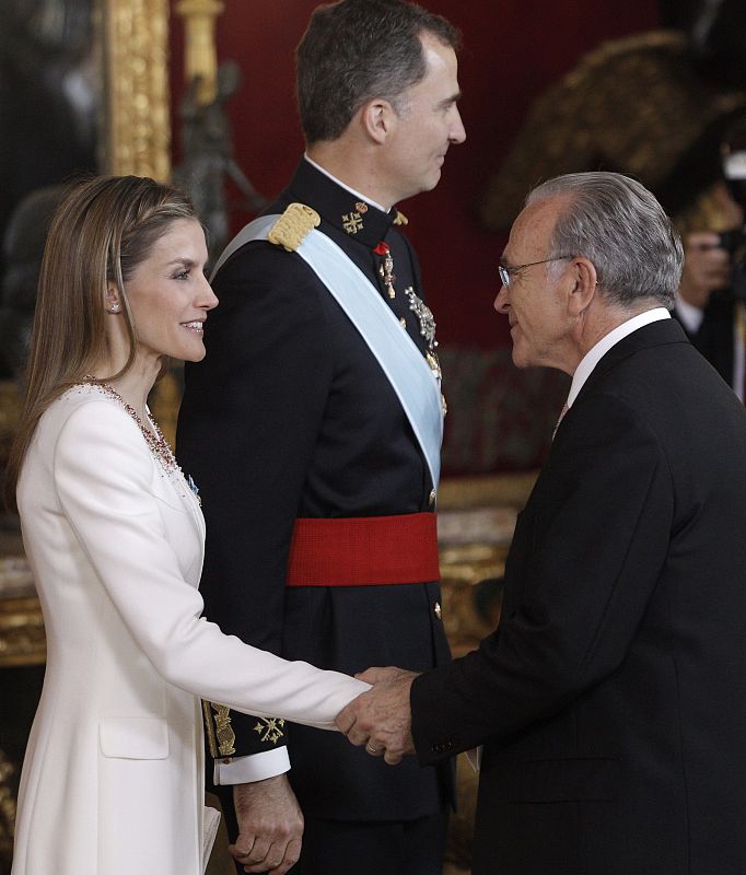 El presidente de La Caixa, Isidro Fainé, saluda a los nuevos reyes.