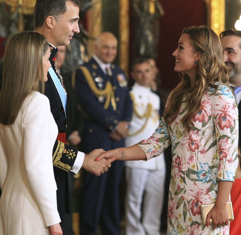 Los reyes Felipe VI y Letizia saludan a la nadadora Mireia Belmonte