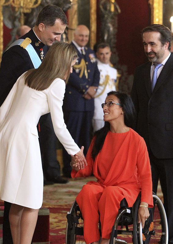 Los reyes Felipe VI y Letizia saludan a la nadadora paralímpica Teresa Perales