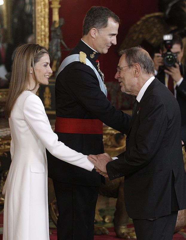 Los reyes Felipe VI y Letizia saludan al exministro Javier Solana