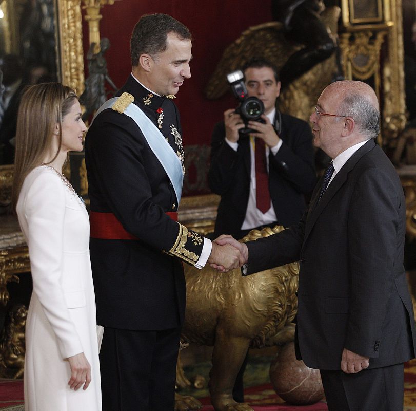 Los reyes Felipe VI y Letizia saludan al comisario de la Competencia de la Unión Europea, Joaquín Almunia