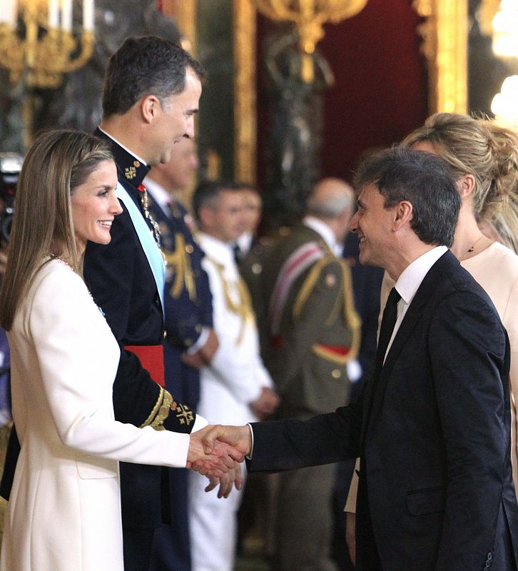 Los Reyes Felipe VI y Letizia saludan al humorista José Mota