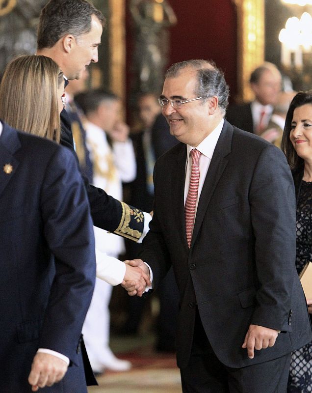 Los reyes Felipe VI y Letizia saludan al presidente Banco Popular, Ángel Ron