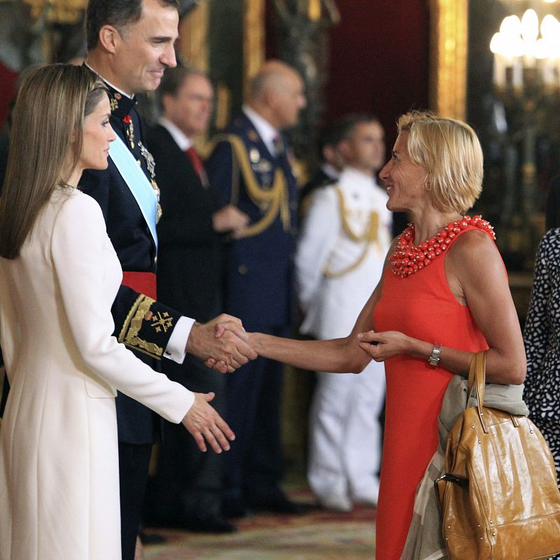 Los reyes Felipe VI y Letizia saludan a la atleta Marta Domínguez