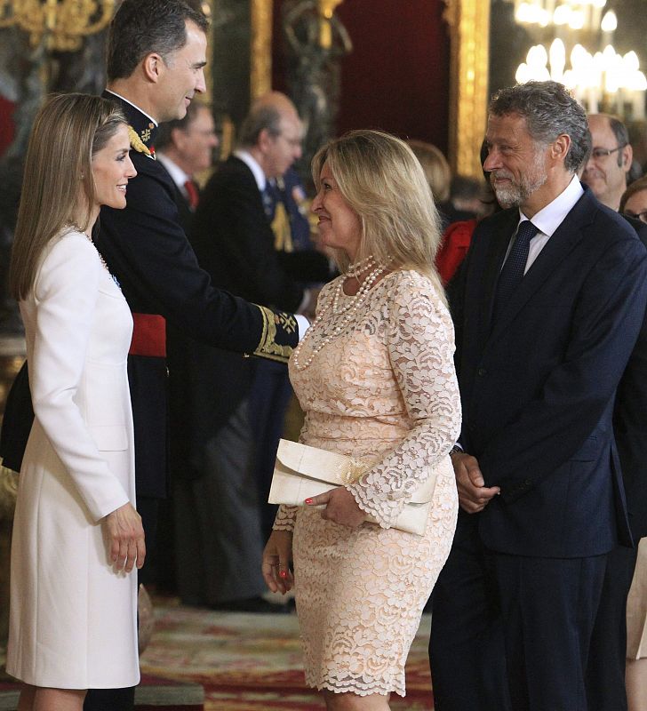 Los reyes Felipe VI y Letizia saludan a la exministra Trinidad Jiménez y su marido, Miguel Ángel de la Fuente