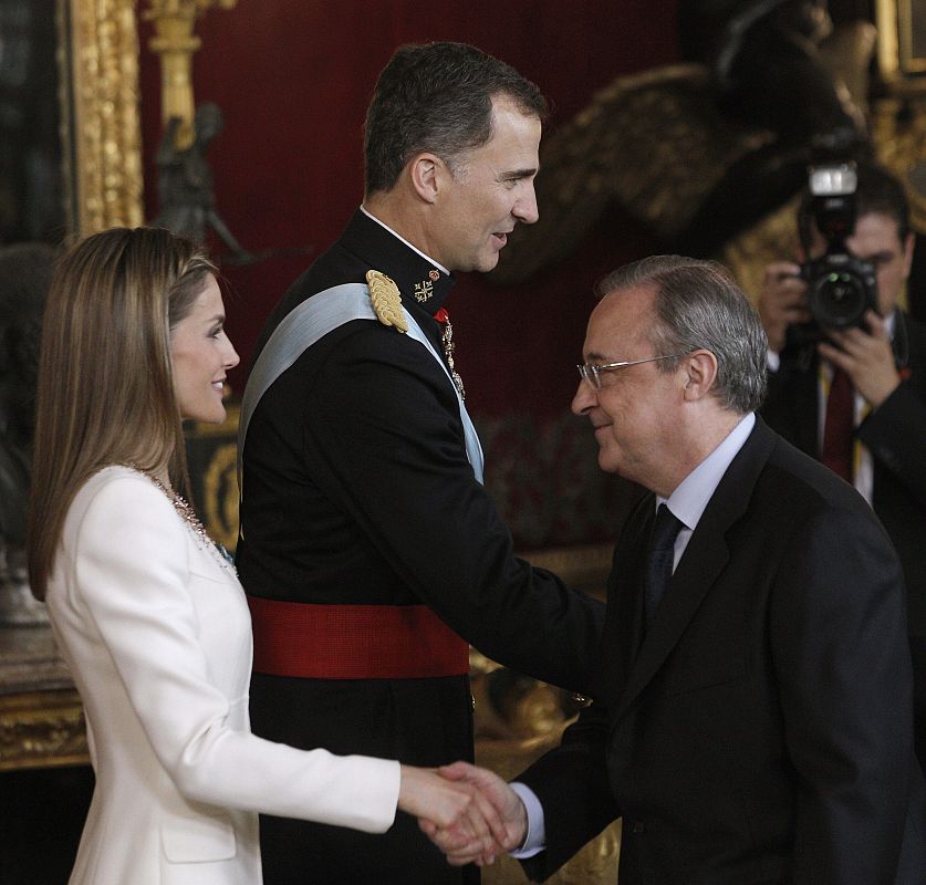 Los Reyes Felipe VI y Letizia saludan al presidente del Real Madrid, Florentino Pérez