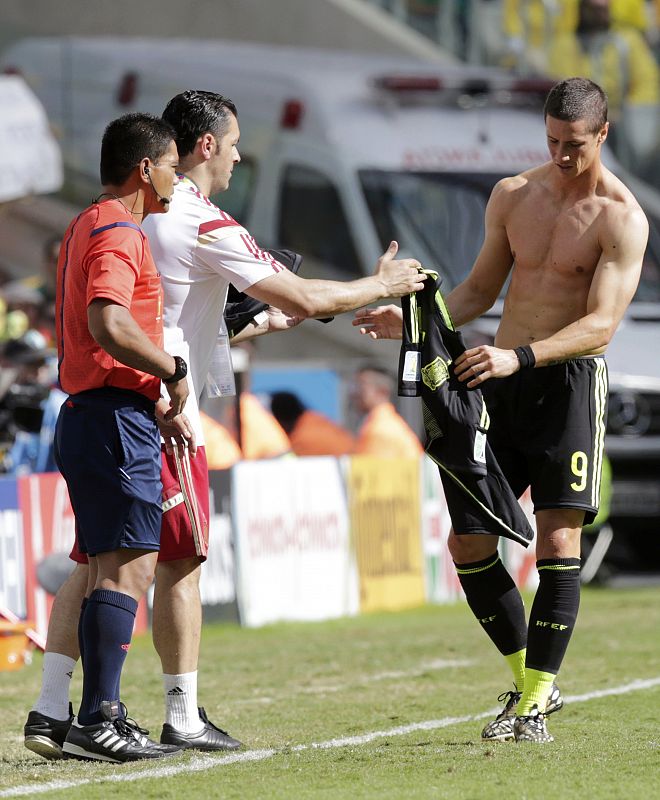 Fernando Torres ha tenido que cambiar su camiseta porque se le ha desgarrado.