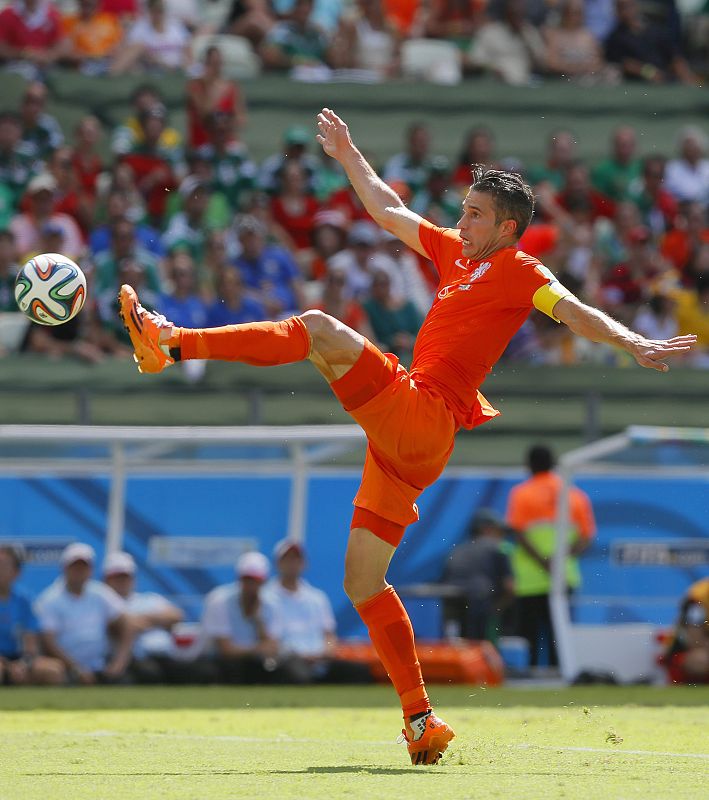 Robin van Persie intenta controlar un balón durante el partido.