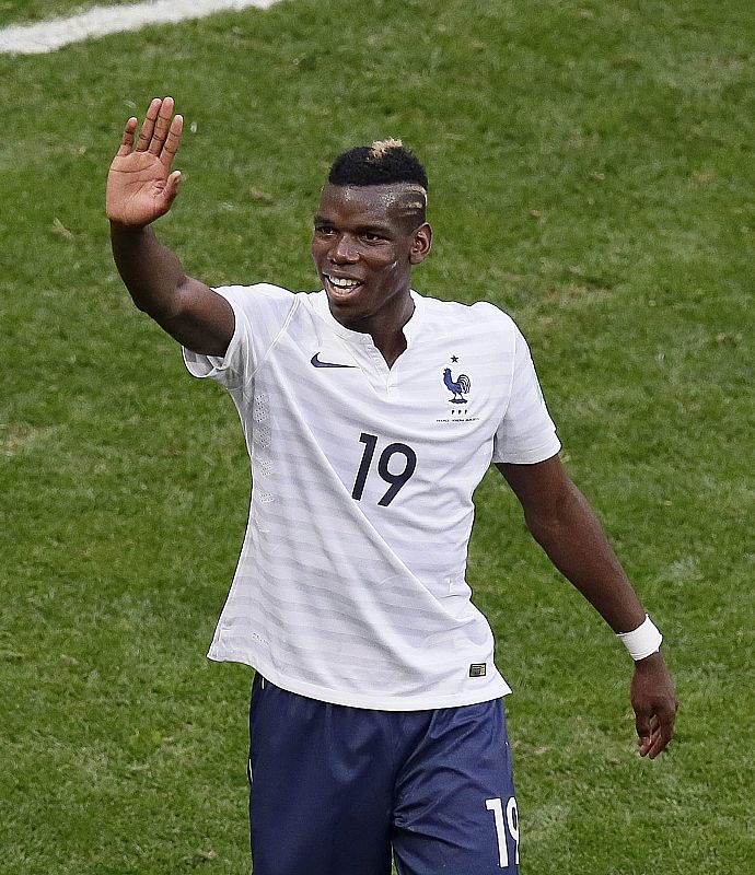 Paul Pogba saluda tras la victoria de Francia.