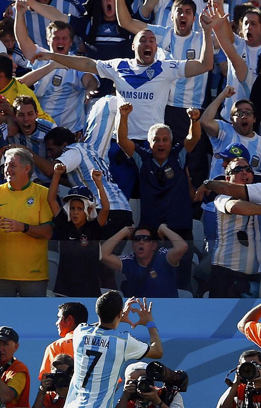 El público argentino estalla de felicidad con el gol del 'fideo'.