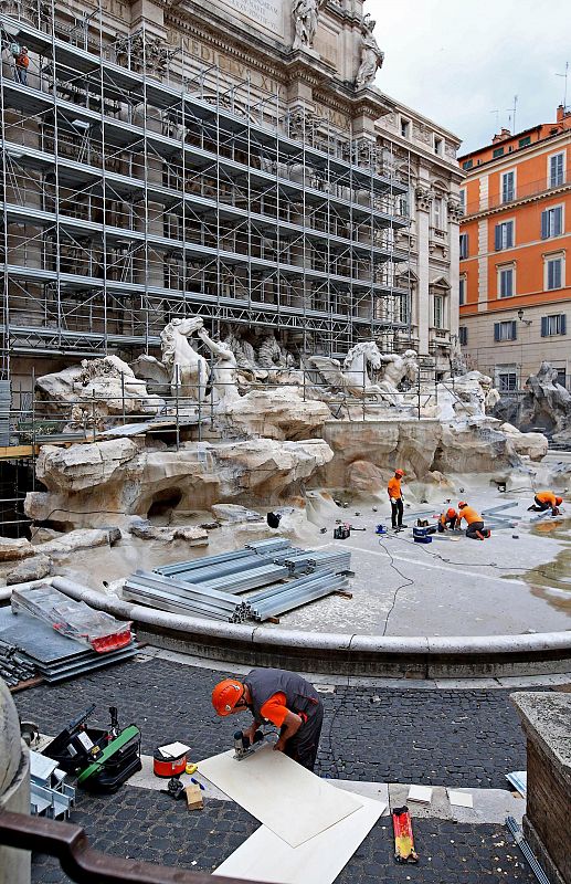 Andamios sobre el conjunto monumental de la Fontana de Trevi