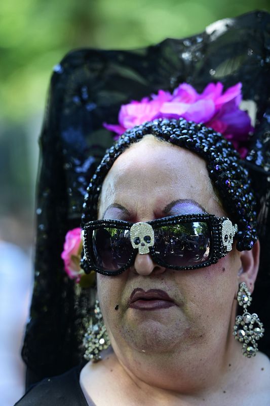 Más de treinta carrozas participan desde las 18:00 en el desfile del Día del Orggullo Gay en Madrid.