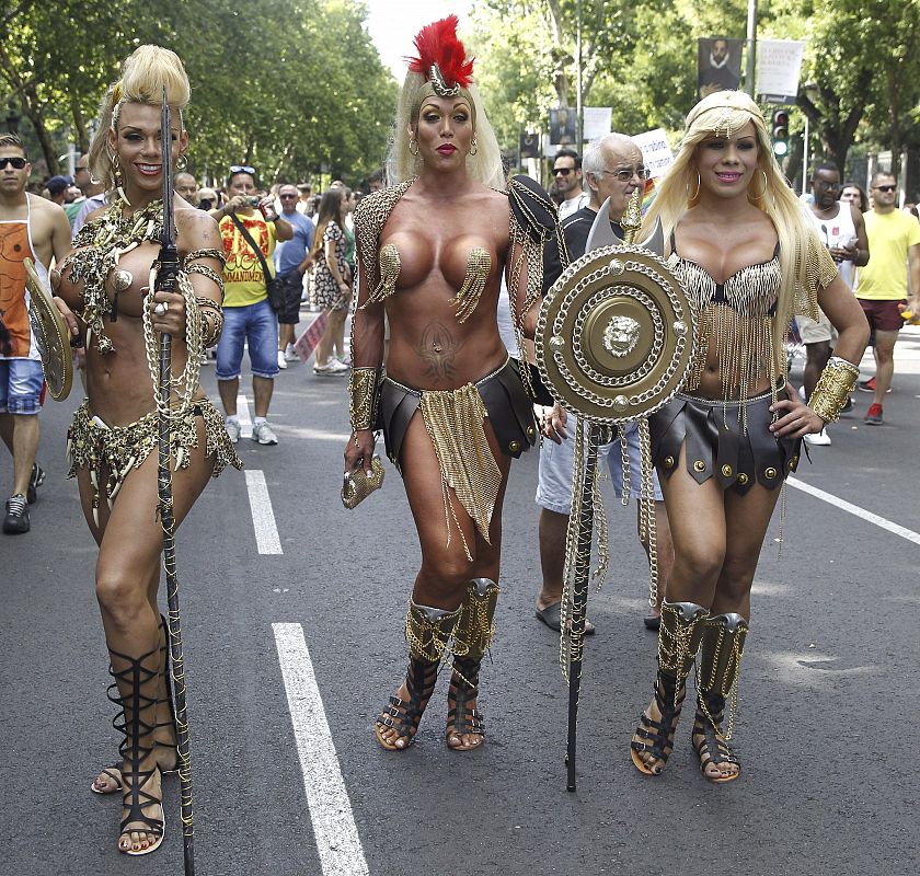 Varias personas con disfraces de gladiador durante el desfile del Orgullo Gay en Madrid.