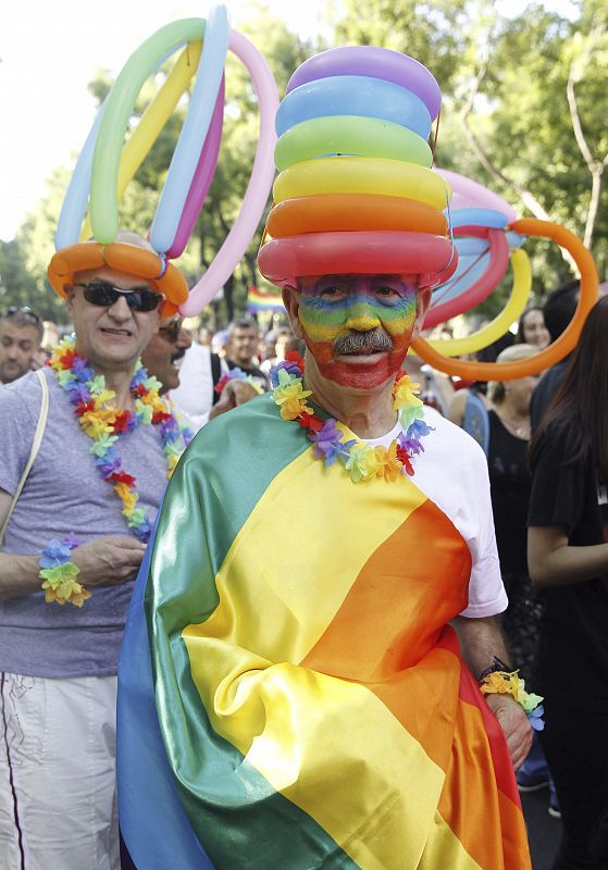 Los asistentes han agitado cientos de banderas del arcoíris.