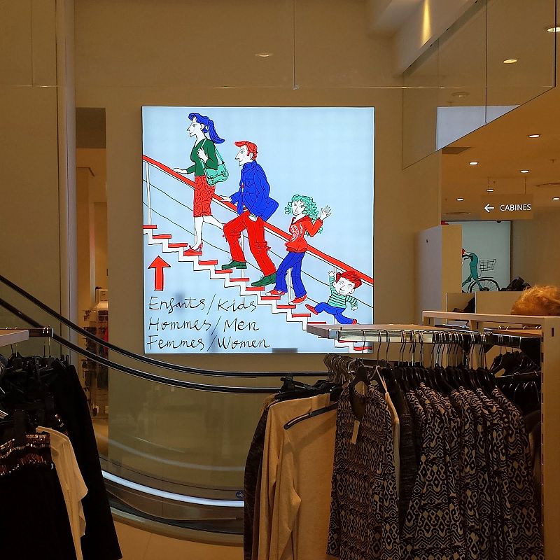 Uno de los carteles de David Pintor en unos grandes almacenes de moda de París