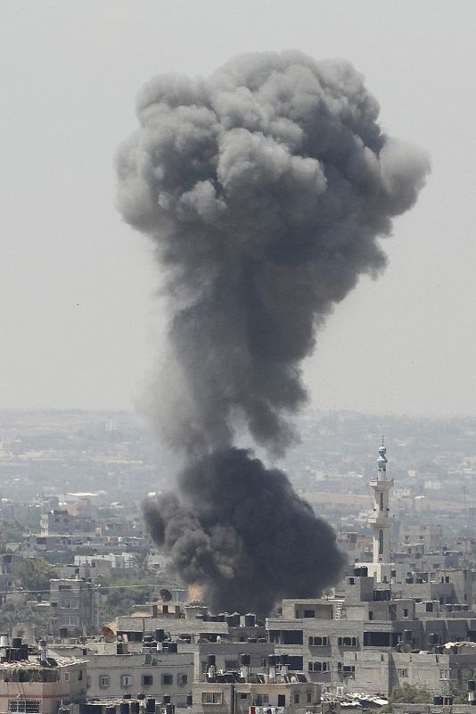 Columna de humo por un ataque Israelí sobre Ciudad de Gaza
