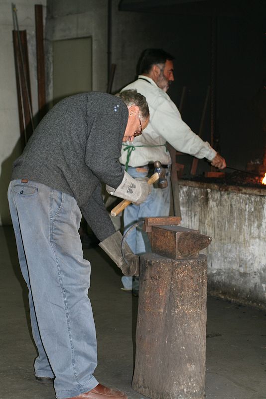 Martín Chirino, durante el trabajo en una de sus esculturas de hierro forjado