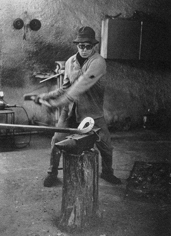 El escultor canario Martín Chirino, durante su trabajo con hierro en el taller