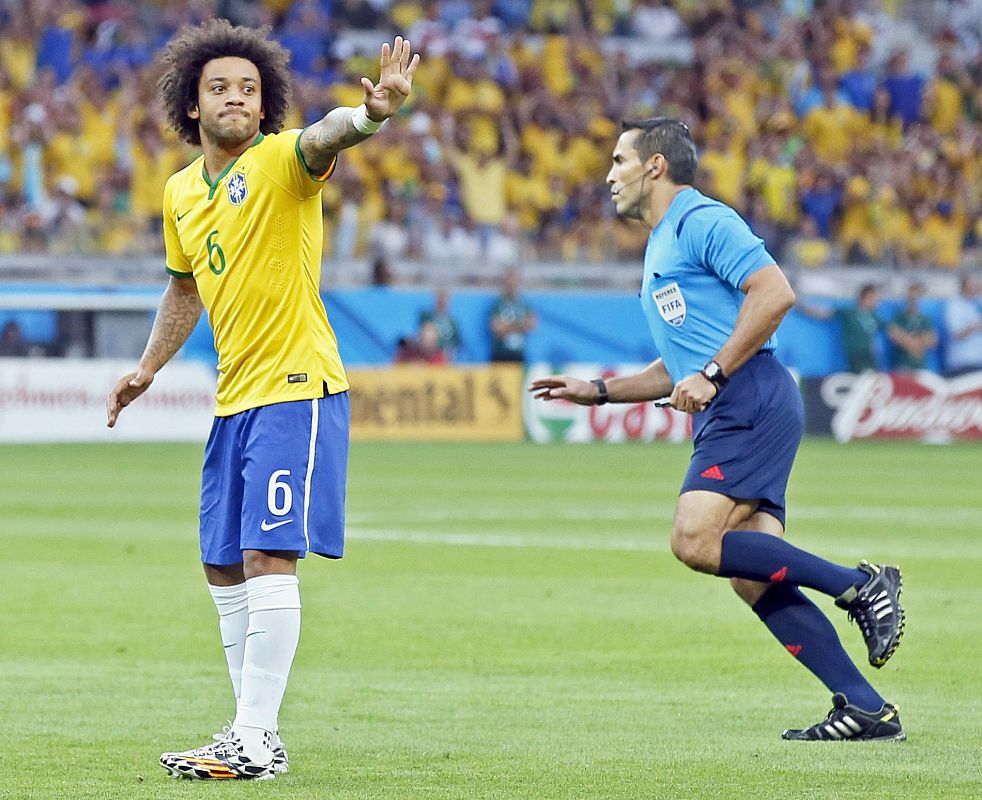 Marcelo da instrucciones a sus compañeros.