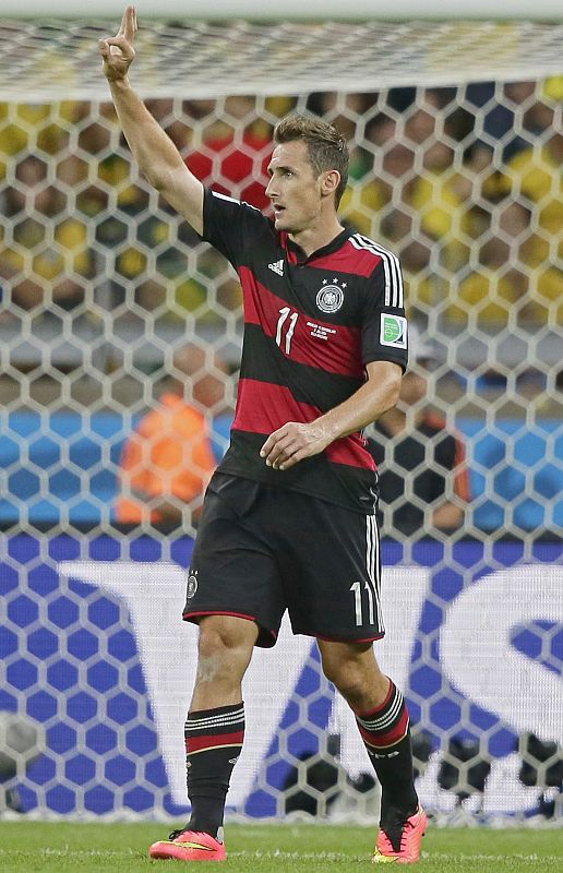 Klose celebra el 0-2.