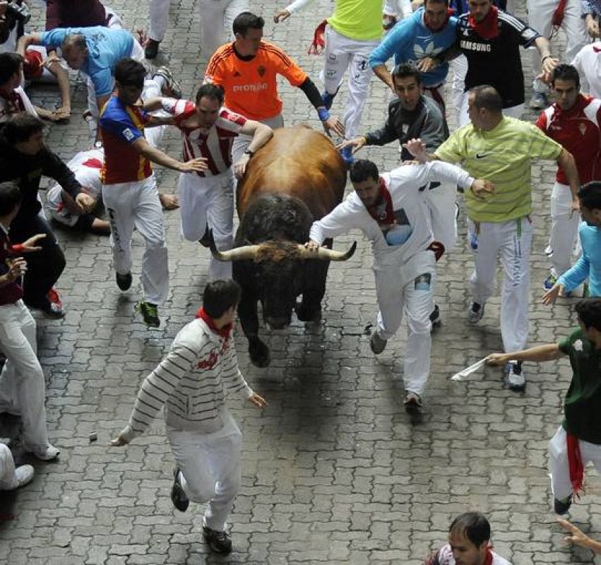 Algunos corredores han tocado a los astados, pero la mayoría de los mozos se han comportado con profesionalidad 