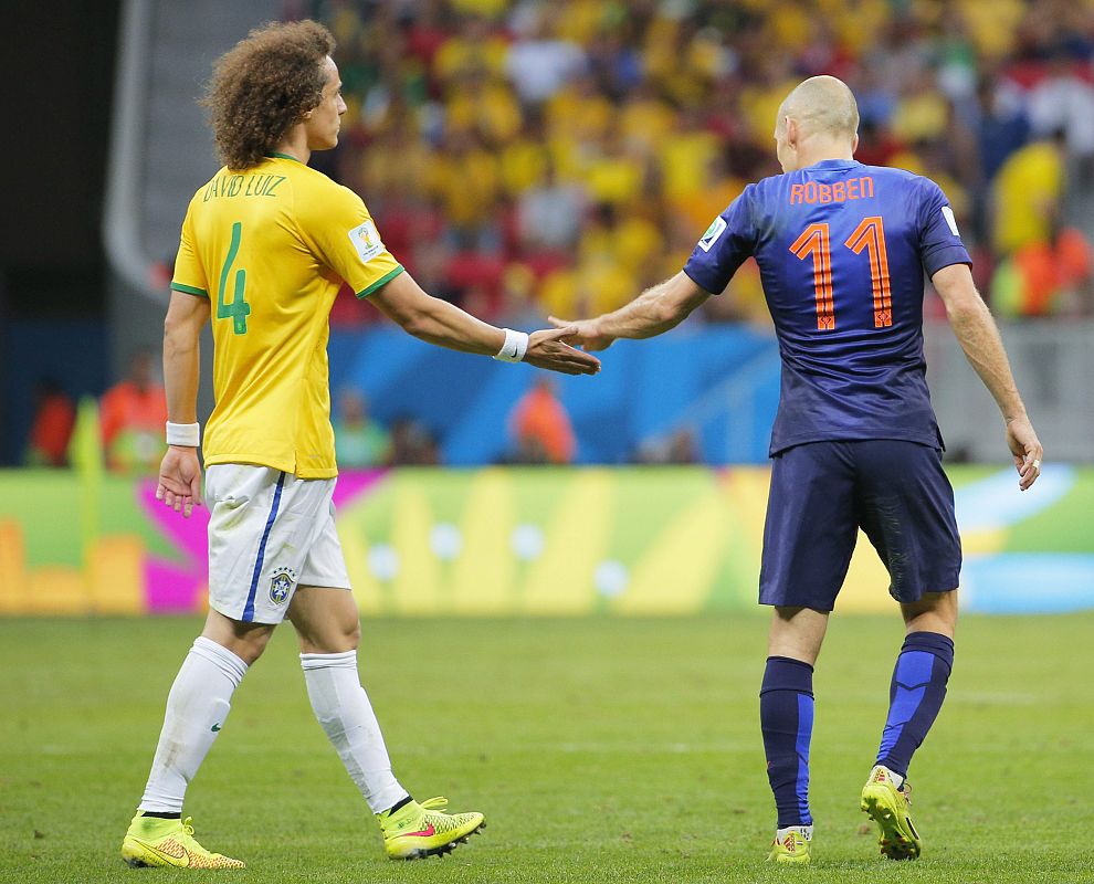 David Luiz, de Brasil, se saluda con Robben, de Holanda