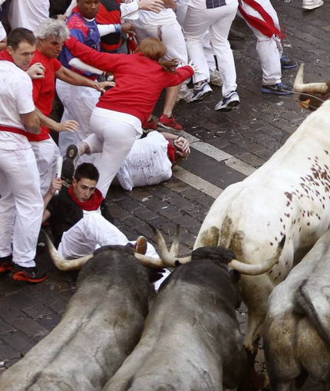 Varios mozos caen y pasan apuros en el tramo del Ayuntamiento 