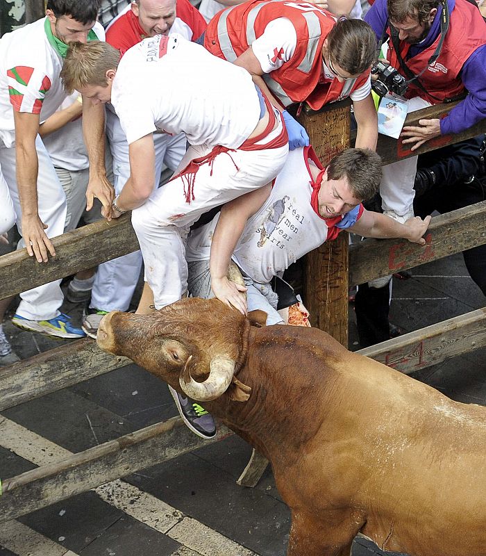 El toro que ha quedado descolgado ha embestido numerosas veces a un mozo contra el vallado