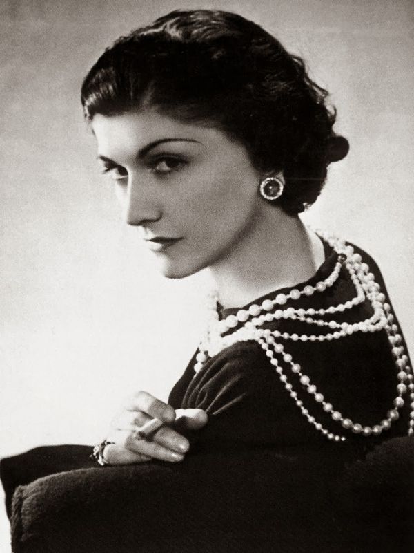 Coco Chanel con su collar de perlas