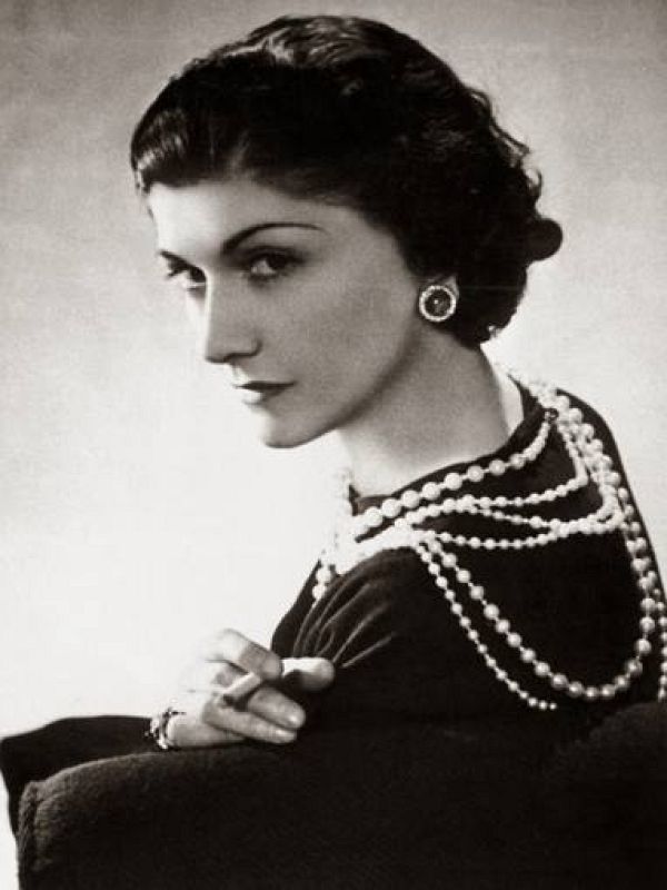  Coco Chanel con su collar de perlas 