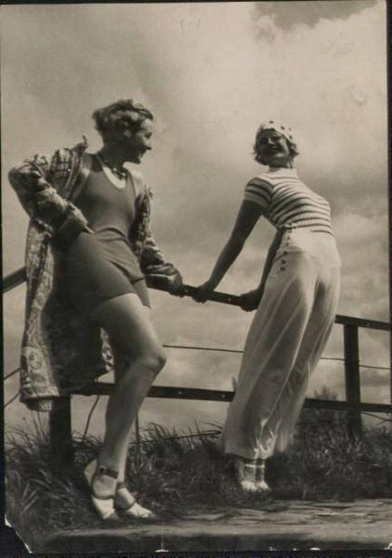 Mujeres tomando el sol en los años 30