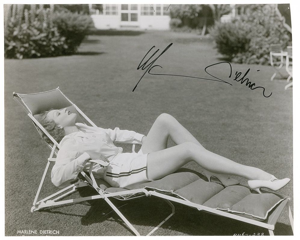 Marlenne Dietrich tomando el sol