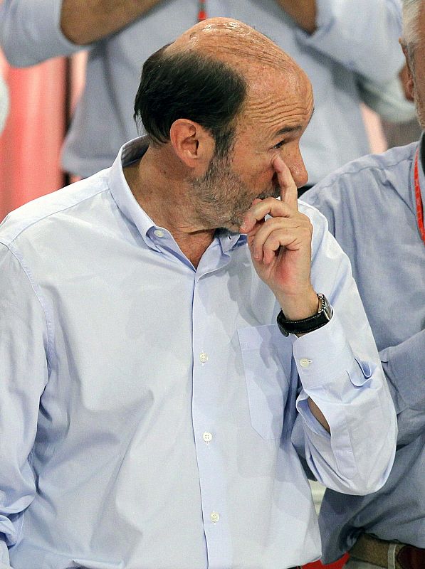 El secretario general saliente del PSOE, Alfredo Pérez Rubalcaba, se ha despedido entre lágrimas.